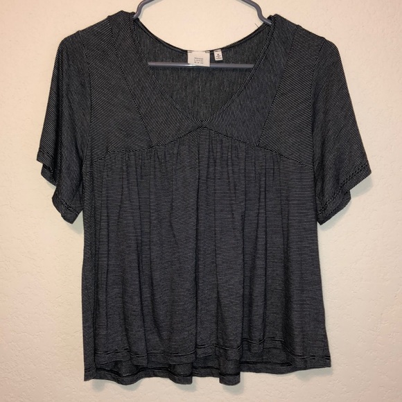 2/$20 Dillard’s Cropped Top - Picture 2 of 6